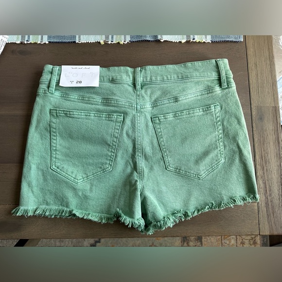 LOFT NWT Green Denim shorts ☘️🍀 Size 28/6 - Picture 2 of 8
